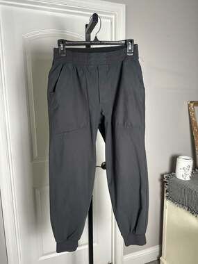 Lululemon On the Fly Jogger 28" Woven Obsidian Size S
#333